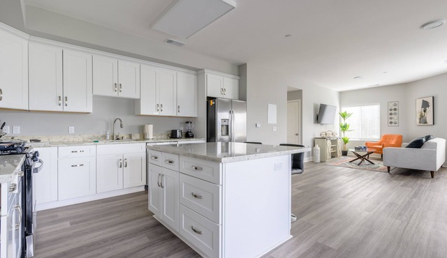 Stunning King suite, centrally located w/fast WiFi