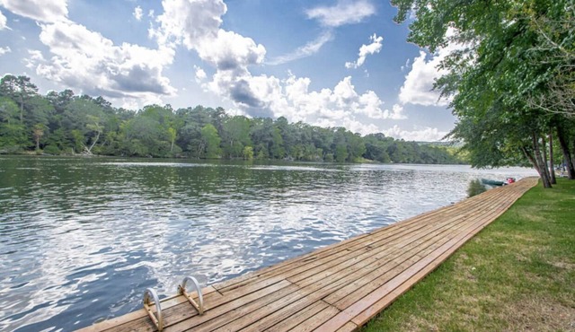 Stunning lake condo with AMAZING lake views. Just a fews miles from downtown.