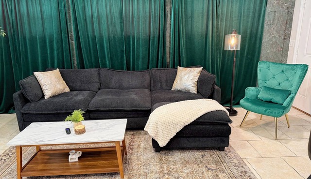 Stylish 2BR in Downtown Orlando, Walk to Lake Eola & Colonial Town!
