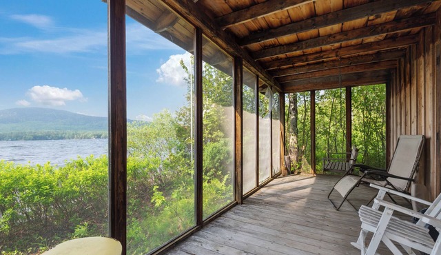 Summers - Large classic cottage with sandy beach on Mooselookmeguntic Lake