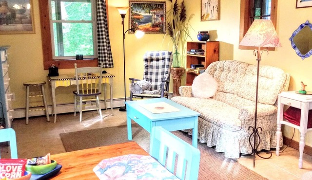 SUPERB VILLAGE LOCATION! SWEET APARTMENT w/PRIVATE DECK in historic district