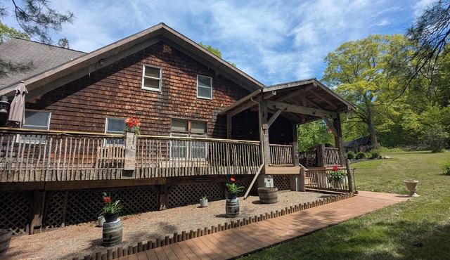 The Bean Station Escape~ Private 25 acres near Keuka Lake and pet friendly!