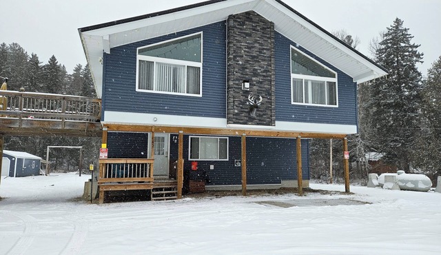 The Chalet 7 bedroom near Sugarloaf, Snowmobile/UTV, Hiking, Golf and Flagstaff