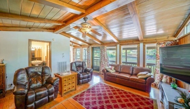 THE COZY COTTAGE LAKE HAMILTON ~ Couples Retreat ~ Now Booking for Summer 2026