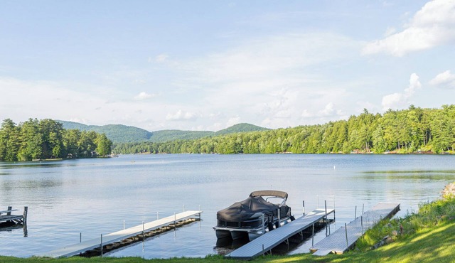 The Farmhouse-Charming 4-Bedroom House- Hot Tub- Lake Access with Dock Space