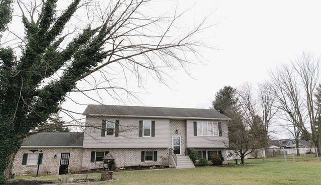 The Gathering Place at Gettysburg. Spacious 4 Bdrm Retreat with deck and grill.