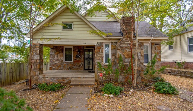 This is a gorgeous loft that is located in the HEART of Little Rock