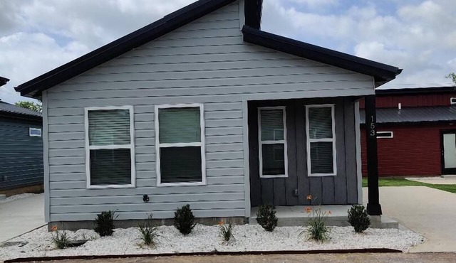 Tiny Home near MTB Trails, Wal-Mart HQ, Sleeps 6