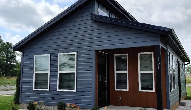 Tiny Home near MTB Trails, Wal-Mart HQ, Sleeps 6