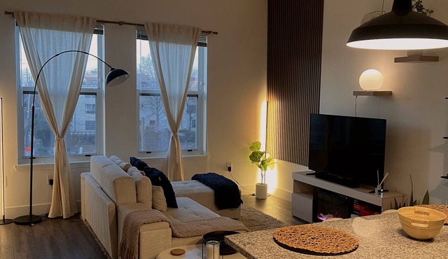 Top Floor Downtown 1BR, Stadium View, 5 Min Walk to Stadium