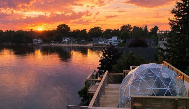 Tramonto Cottage on the Lake Hot Tub Pet Friendly