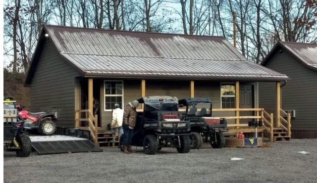 Tranquil 1-bedroom cabin in Bluefield, 3 miles from H&M's Pocahontas Trail-head. in Bluefield