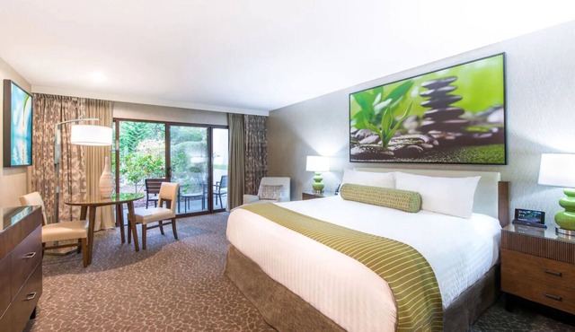 Tranquil Unit with Outdoor Heated Pool & Free Breakfast in Palo Alto
