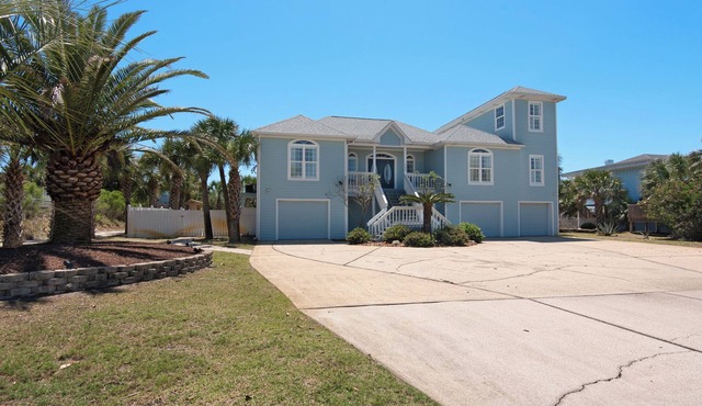 Tranquility 🌴 Huge Pool, Game Room, Sleeps 32, Pet-Friendly, Steps to Beach!