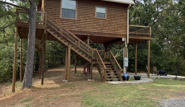 Treehouse/cabin with an amazing view of Mount Magazine
