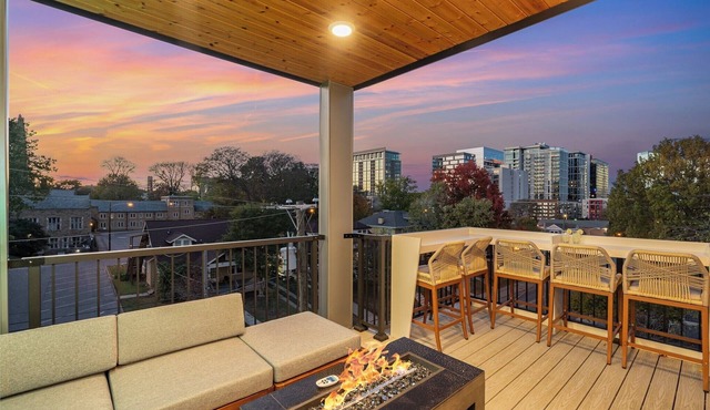 Ultimate Luxury Experience! 4BR w/Beautiful Rooftop Views! Close to Everything!