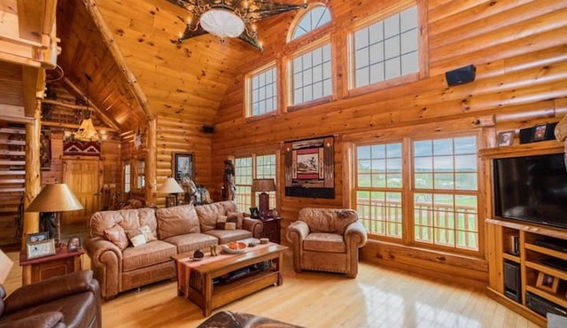 Unique Log Cabin, Riverfront, minutes to Saratoga