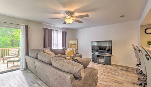 Updated Townhome w/Deck ~ 12 Mi to Beaches!