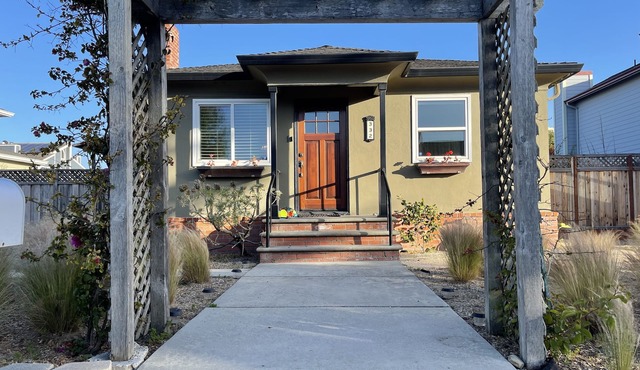 Upscale cottage: First block from the beach