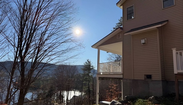 Vacation Home with 8 beds & fast WiFi with view of the Adirondacks & Lake George
