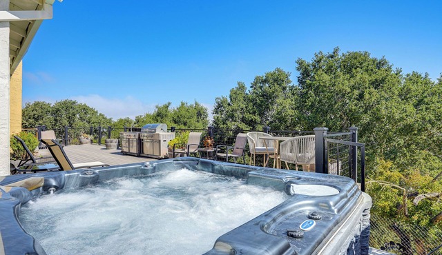 Vallejo Home w/Spacious Deck, Hot Tub & Views