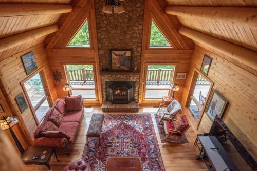 VIEWS, Fire Pit, Dogs Welcome, Fenced Yard! Close to New River Outfitters! in Sparta