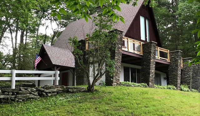 Views! Large 3600 sqft 3-floor Custom Chalet w/HVAC, fast WiFi, 18 private acres
