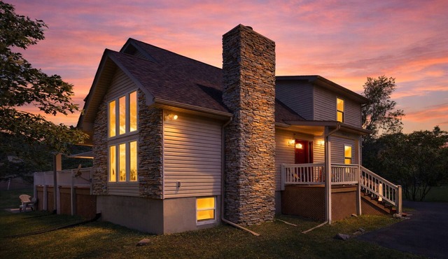 Walk to lake beach/pool 5BR, hot tub, game room.
