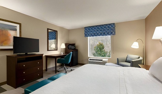 Warm & Bright King Room! Best Place to Relax!