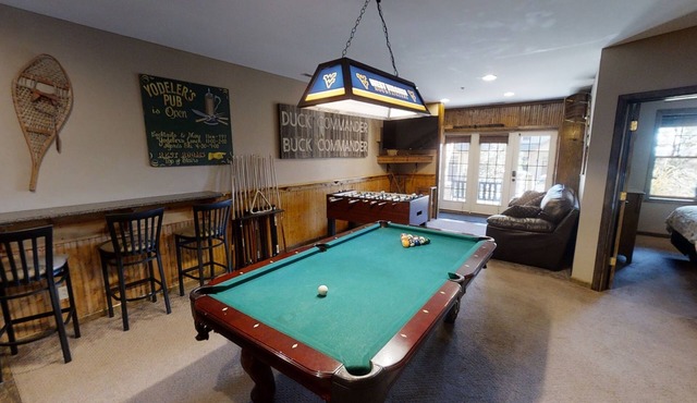 Warm & Inviting 7BR with Gaming Den by RedAwning