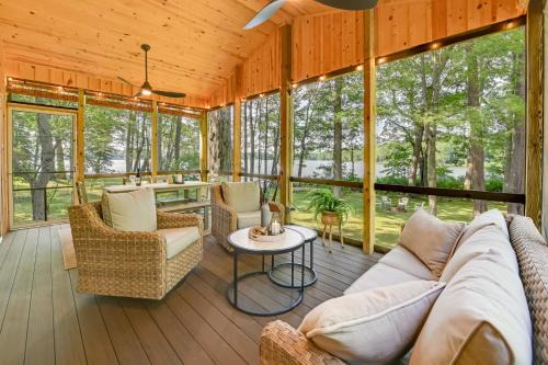 Waterfront Deck! Chic Lower Scott Lake Cottage in Pullman