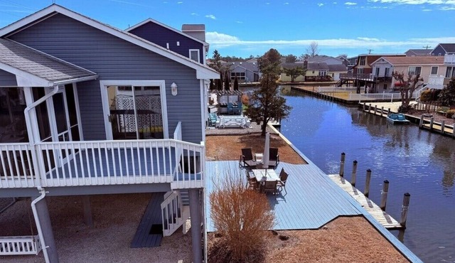 Waterfront, Dock, Deck, Walk to the Beach, bring your kayaks/boat!