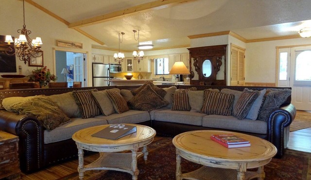 Waterfront Group Cottage with Hot-Tub and Pool in Mount Ida, Arkansas