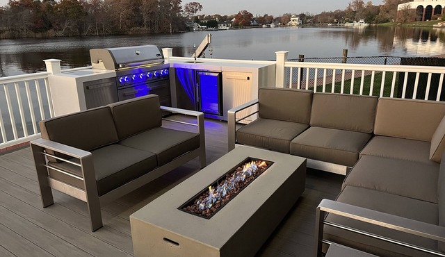 Waterfront home, deck, bbq, fire pit, boats, hot tub, and more!
