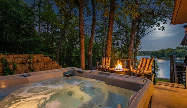 Waterfront, hot tub, dock with multi slips,pets OK