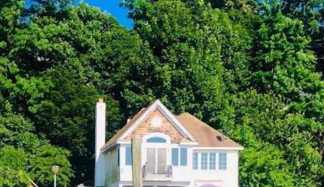 Waterfront Studio Beach Cottage Wow Sunsets Walk to Village Shops Winery Brewery