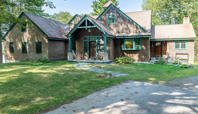 Windward Lodge- stunning, dog-friendly private waterfront retreat. Seasonal dock