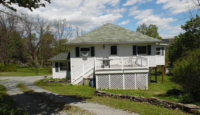 Wonderful Quiet neighborhood retreat in the Village of Watkins Glen