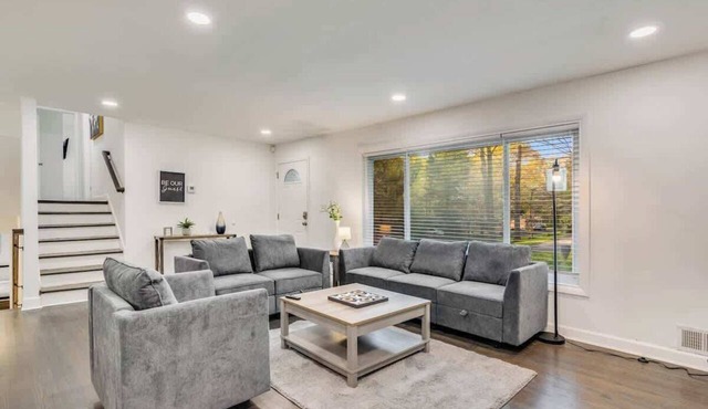 Work-ready Decatur home, sleeps 12