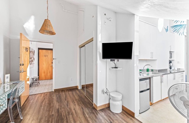 402 Rosemary Beach Inn - Includes Beach Chairs & Complimentary Breakfast + Access to 4 Pools