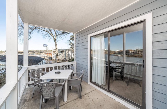 The Hamilton Lakefront Studio 17 - Upper Unit