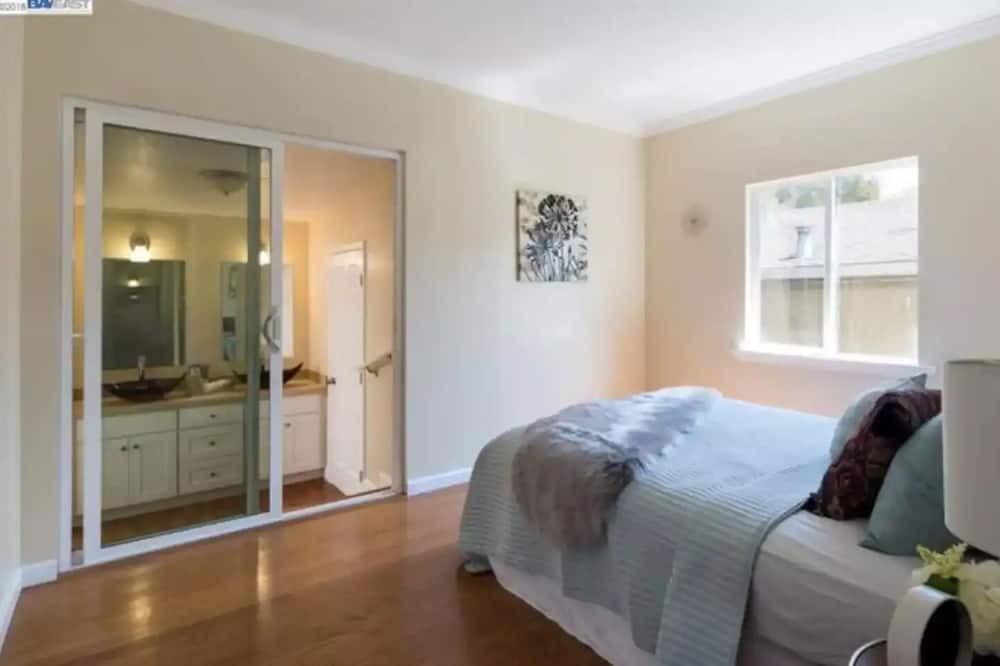 Photo of Bedroom in Glenview