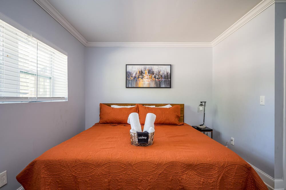 Photo of Bedroom in Candler-McAfee