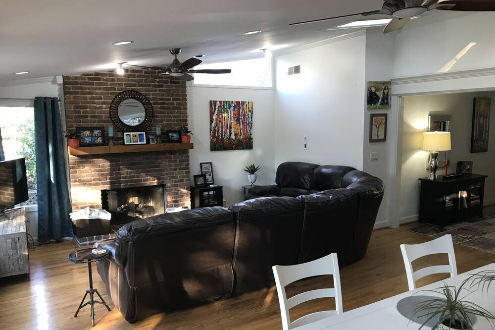 Photo of Livingroom in Garden Hills