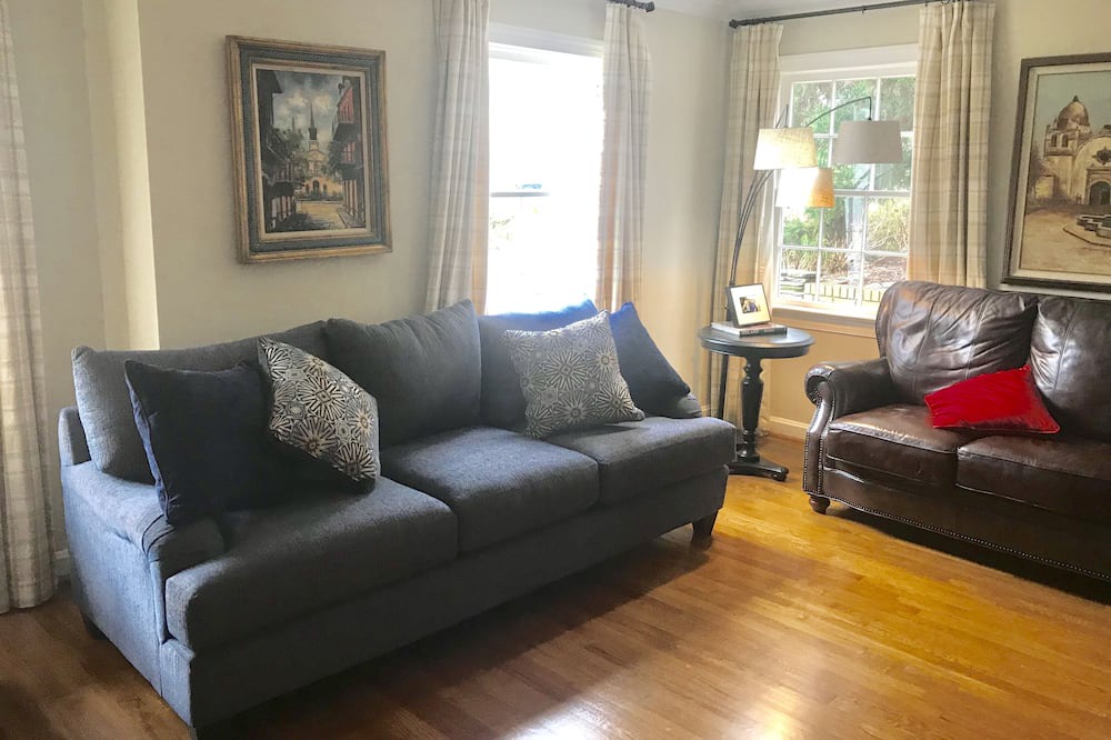 Photo of Livingroom in Garden Hills