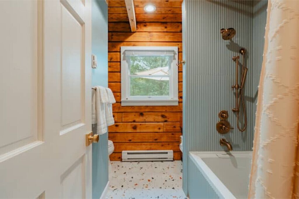 Photo of Bathroom in Swan Lake