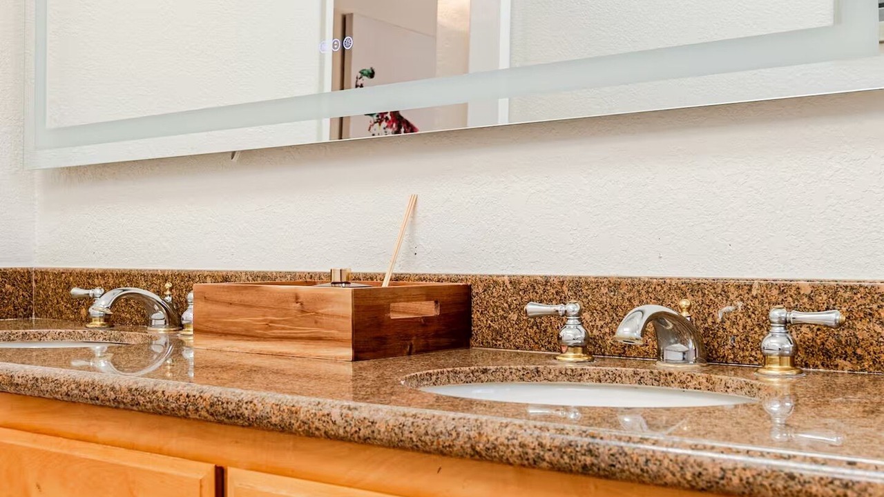 Photo of Bathroom in Central District