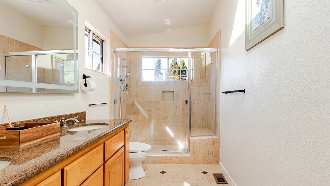 Photo of Bathroom in Central District