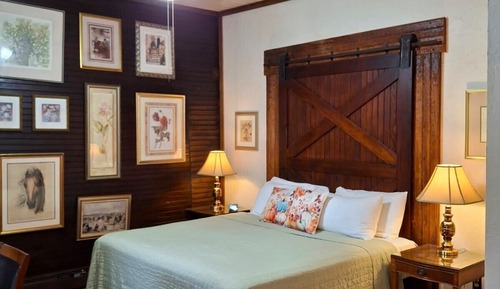 Suite, Courtyard View