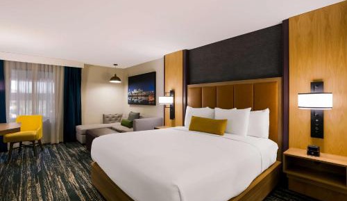King Room with Balcony - Non-Smoking